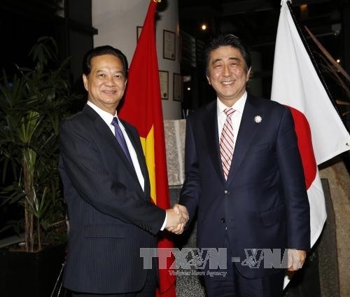 Hai Thủ tướng Việt Nam và Nhật Bản gặp nhau  bên lề Hội nghị Cấp cao ASEAN lần thứ 27