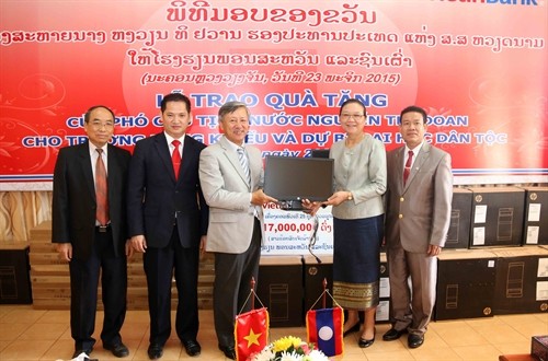 Trường Năng khiếu và Dự bị đại học dân tộc Lào tiếp nhận quà tặng của Phó Chủ tịch nước Việt Nam