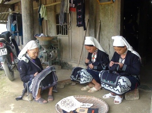 Phát triển nghề thêu thổ cẩm của dân tộc Dao tiền