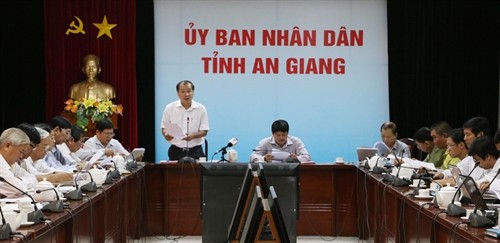 Thông tin liên quan đến việc xử phạt 3 cán bộ do "chê" Chủ tịch tỉnh An Giang trên facebook