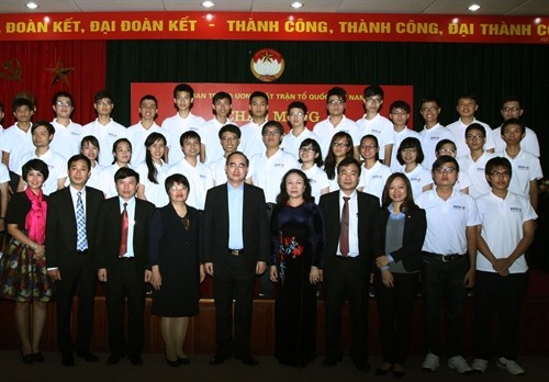 Giáo sư Nguyễn Thiện Nhân tiếp đoàn học sinh Việt Nam đoạt giải thưởng trong các kỳ thi Olympic quốc tế