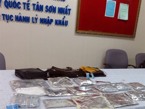 Bắt giữ một nữ hành khách nước ngoài vận chuyển gần 5,4 kg cocaine qua đường hàng không