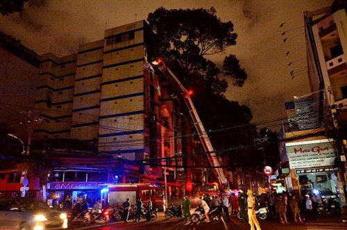 Giải cứu 11 người mắc kẹt trong đám cháy khách sạn cao tầng