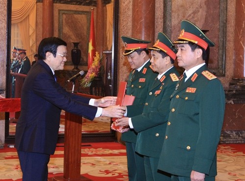 Chủ tịch nước Trương Tấn Sang trao Quyết định thăng hàm Thượng tướng cho 3 sỹ quan quân đội cấp cao