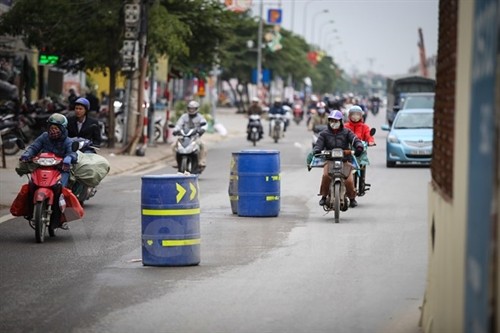 Phân làn đường bằng thùng phuy: "Sáng kiến" chỉ có ở Hà Nội