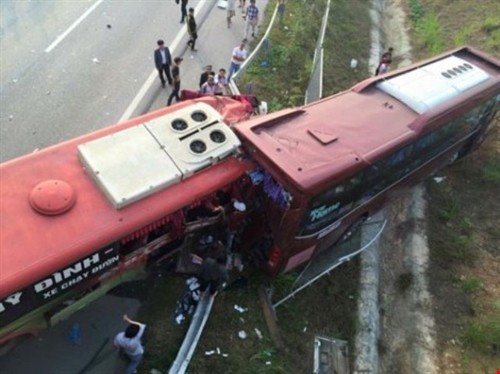 Điều tra nguyên nhân vụ tai nạn xe khách kinh hoàng trên cao tốc Nội Bài-Lào Cai