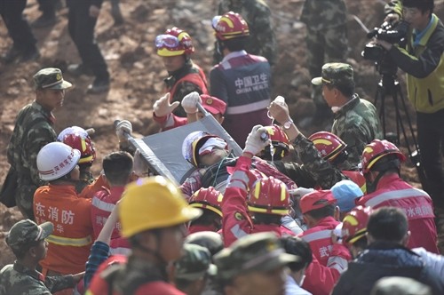 Trung Quốc: Tìm được 2 người sống sót gần 3 ngày sau vụ lở đất tại Thâm Quyến 