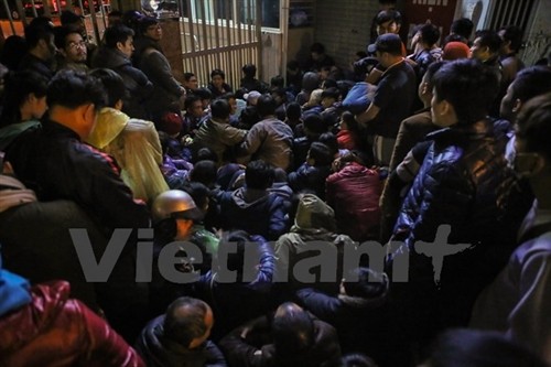 Hà Nội: Cả trăm người dân "bám trụ" suốt đêm chờ tiêm vắcxin cho con