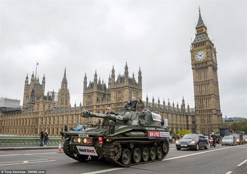 Cưỡi xe tăng đi tham quan London