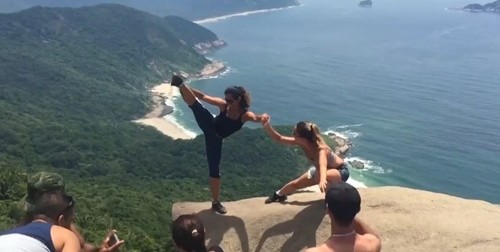 Mỏm đá "tử thần lừa người" hút khách đến Rio