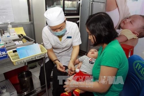 Đăng ký tiêm vắc xin Pentaxim "nóng" tại TP.HCM
