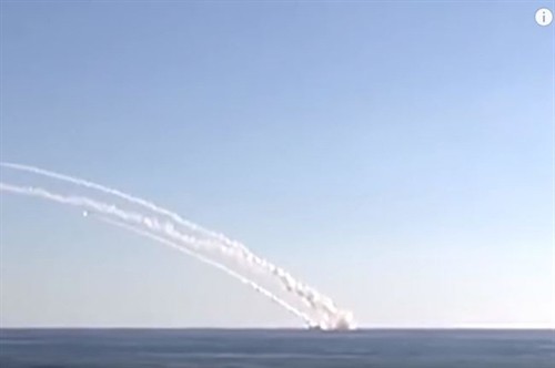 Hình ảnh tàu ngầm Kilo Nga lần đầu tiên phóng tên lửa tấn công IS