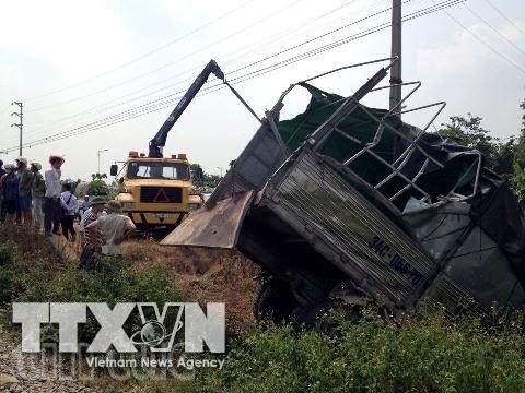 Tàu hỏa húc xe tải, tài xế văng khỏi cabin tử vong