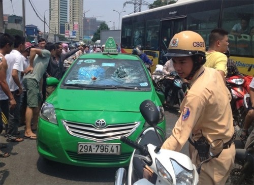 Tạm giữ lái xe Taxi Mai Linh hất cảnh sát lên nắp capo, gây náo loạn phố Hà Nội