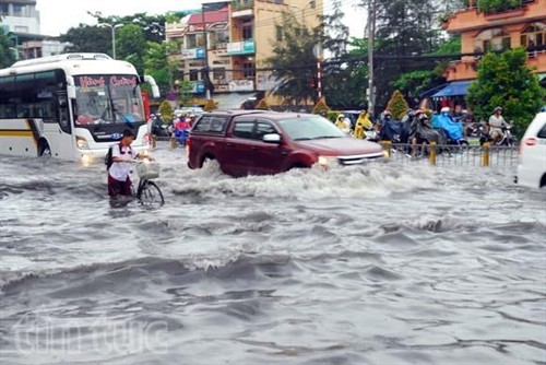 Thành phố Hồ Chí Minh ngập sâu trong cơn mưa lớn kéo dài