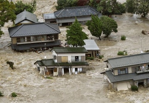 Mưa lũ cuốn phăng nhà ở Nhật Bản, 17 vạn dân sơ tán