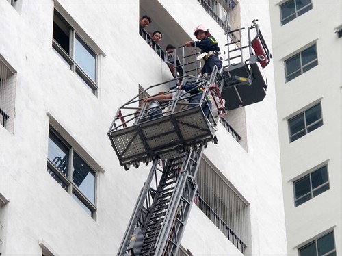 Vụ hỏa hoạn ở chung cư HH4A Linh Đàm, Hà Nội: Giải cứu, hướng dẫn thoát nạn an toàn cho 68 người