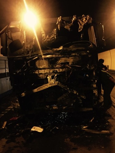 Dập tắt kịp thời vụ cháy xe ô tô tải trong hầm Hải Vân