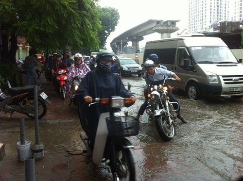 Nhiều tuyến phố ở Hà Nội ngập sâu, ùn tắc cục bộ sau mưa lớn