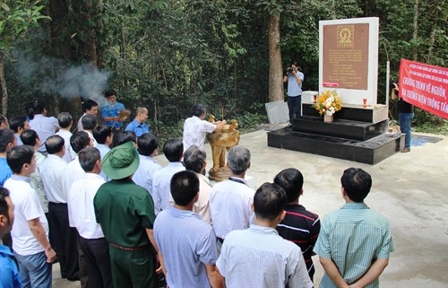 Hội Cựu chiến binh TTXVN tổ chức về nguồn, thắp hương tại Bia tưởng niệm Thông tấn xã Giải phóng 