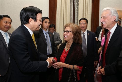 Chủ tịch nước Trương Tấn Sang gặp gỡ thân mật bà con Việt kiều 