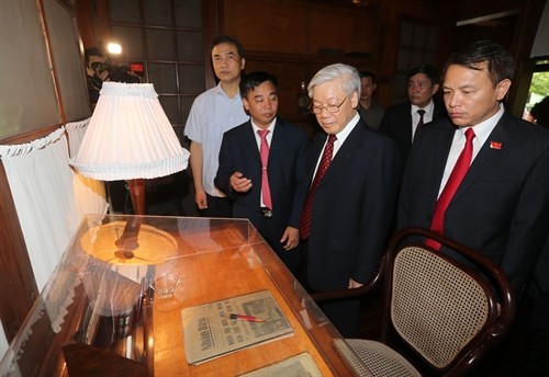 Tổng Bí thư Nguyễn Phú Trọng thắp hương tưởng niệm Bác Hồ; thăm Triển lãm thành tựu kinh tế - xã hội năm 2015 