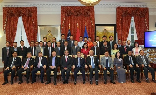 Chủ tịch Quốc hội Nguyễn Sinh Hùng thăm cán bộ, nhân viên Đại sứ quán Việt Nam tại Hoa Kỳ