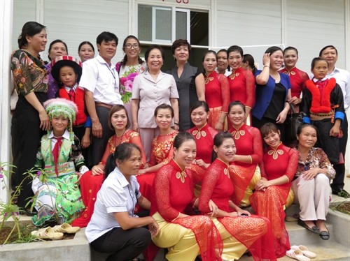Phó Chủ tịch nước Nguyễn Thị Doan dự lễ khánh thành nhà ở nội trú trường Thuần Mang (Bắc Kạn)