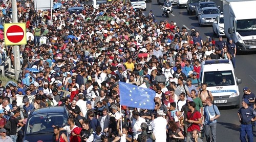 Hàng nghìn người di cư tràn từ Hungary sang Áo