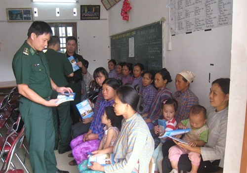 Bộ đội biên phòng tỉnh Cao Bằng tham gia xóa mù chữ cho 243 người dân biên giới