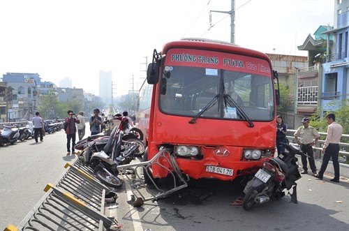 Thành phố Hồ Chí Minh: Xe khách đâm 7 xe máy, ít nhất 8 người bị thương 