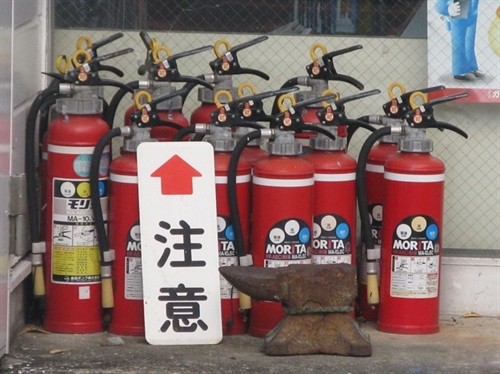 Tìm hiểu vấn đề bình chữa cháy trên xe ô tô tại Nhật Bản.
