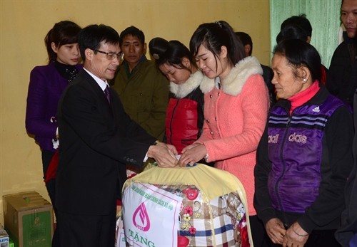 Ngân hàng Chính sách xã hội tặng quà Tết cho hộ nghèo ở Điện Biên