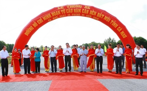 Thủ tướng Nguyễn Tấn Dũng phát lệnh thông xe cầu Hòa Trung và đường Hồ Chí Minh đoạn Năm Căn – Đất Mũi