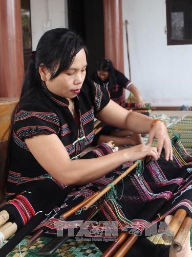 Khôi phục, phát triển nghề dệt Zèng truyền thống ở A Lưới