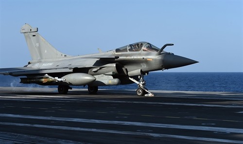 Pháp không kích cơ sở dầu mỏ gần thành trì của IS ở Syria