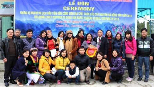 Đoàn khách du lịch quốc tế đầu tiên "xông đất" Cao nguyên đá Đồng Văn năm 2016