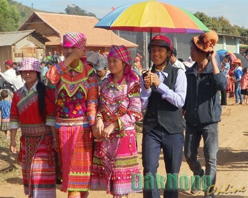 Phụ nữ Mông huyện Đắk Glong giữ gìn nét đẹp trang phục truyền thống