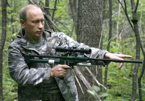 Mạnh mẽ hình ảnh Tổng thống Putin cầm súng