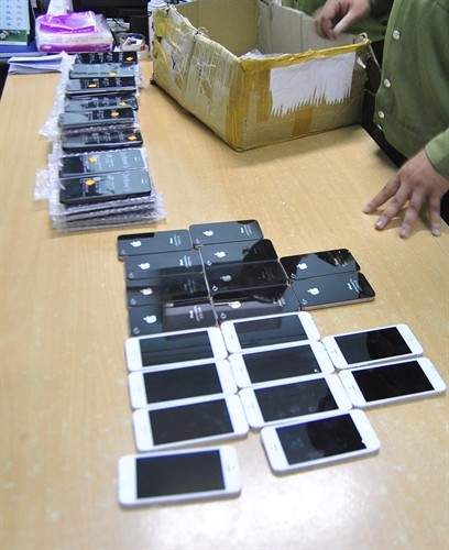 Truy tố cán bộ hải quan tiếp tay buôn lậu hơn 700 chiếc Iphone qua đường hàng không