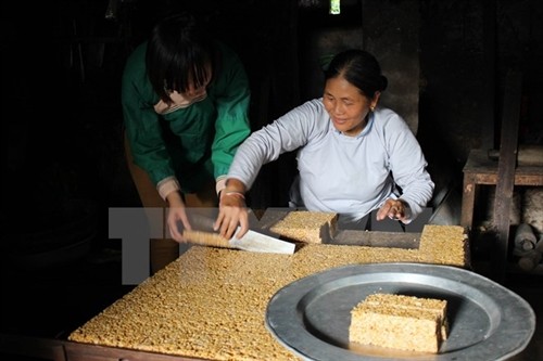 Người "giữ lửa" nghề làm bánh cổ truyền của dân tộc Giáy