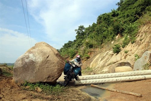 Sạt lở núi, gây chia cắt giao thông xã vùng cao Phước Bình (Ninh Thuận)