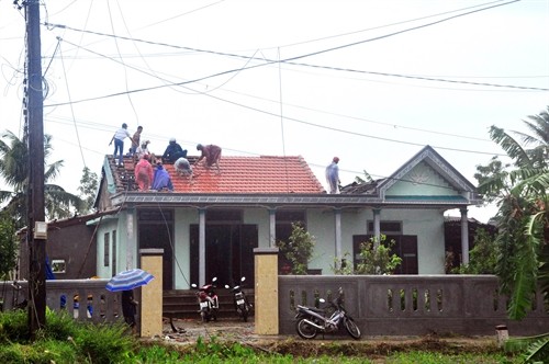 Quảng Trị: Lốc xoáy làm tốc mái và sập nhà dân
