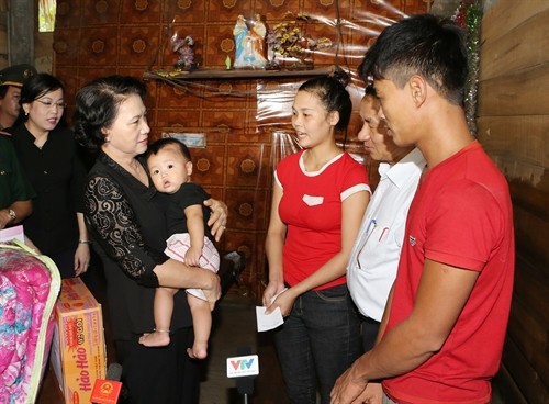 Chủ tịch Quốc hội Nguyễn Thị Kim Ngân thăm, động viên nhân dân vùng rốn lũ tỉnh Hà Tĩnh