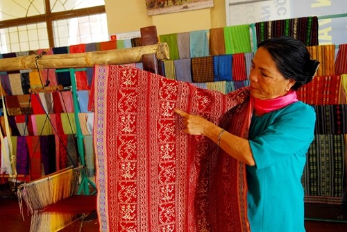 Lưu giữ và bảo tồn nghề dệt thổ cẩm Chăm Ninh Thuận