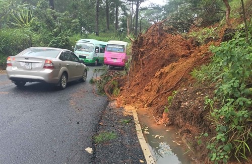 Lâm Đồng: Mưa kéo dài khiến nhiều tuyến đường tại Đà Lạt bị sạt lở