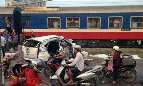 Hà Nội: Tàu hỏa đâm ô tô khiến 5 người chết, 2 người bị thương