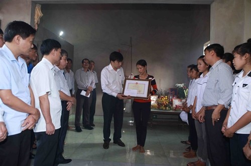 Bộ Giáo dục và Đào tạo truy tặng Bằng khen cho học sinh Trần Thị Thu Hà dũng cảm cứu người tại Thanh Hóa