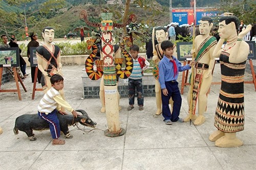 Quảng Nam: Điêu khắc gỗ Cơ Tu - Kho báu của làng