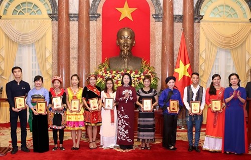 Phó Chủ tịch nước Đặng Thị Ngọc Thịnh tiếp đoàn học sinh, sinh viên, vận động viên dân tộc thiểu số tiêu biểu